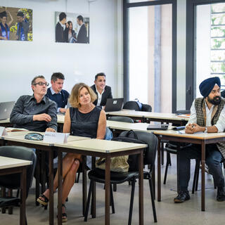 Illustration de personnes assisent en classe 