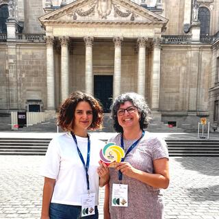 deux collegues à amU tenant le titre du label DD&RS
