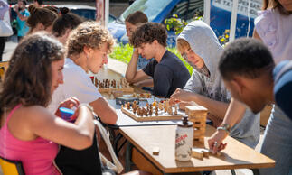 Des étudiants du club d'échec