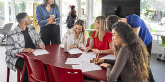 étudiants entrains de ce concerter 