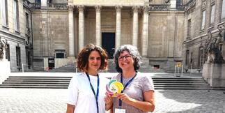 deux collegues à amU tenant le titre du label DD&RS