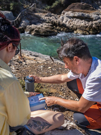 Deux scientifiques faisant des tests sur la cote près de marseille 