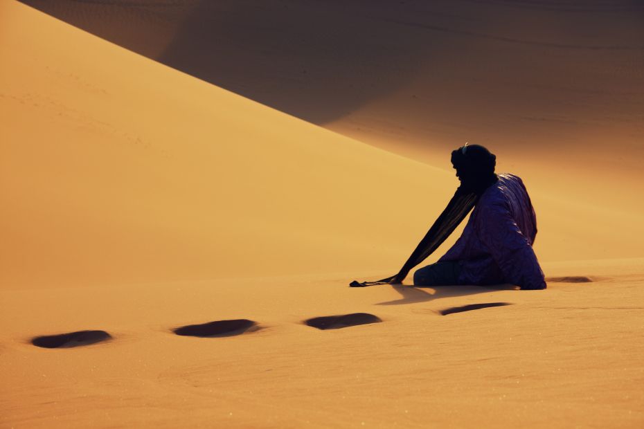 Tuareg sur la dune de Timerzouga, a Tadrart dans la commune de Djanet, wilaya d'Ilizi a 20 km de la frontière algéro-libyenne (Parc culturel du Tassili).