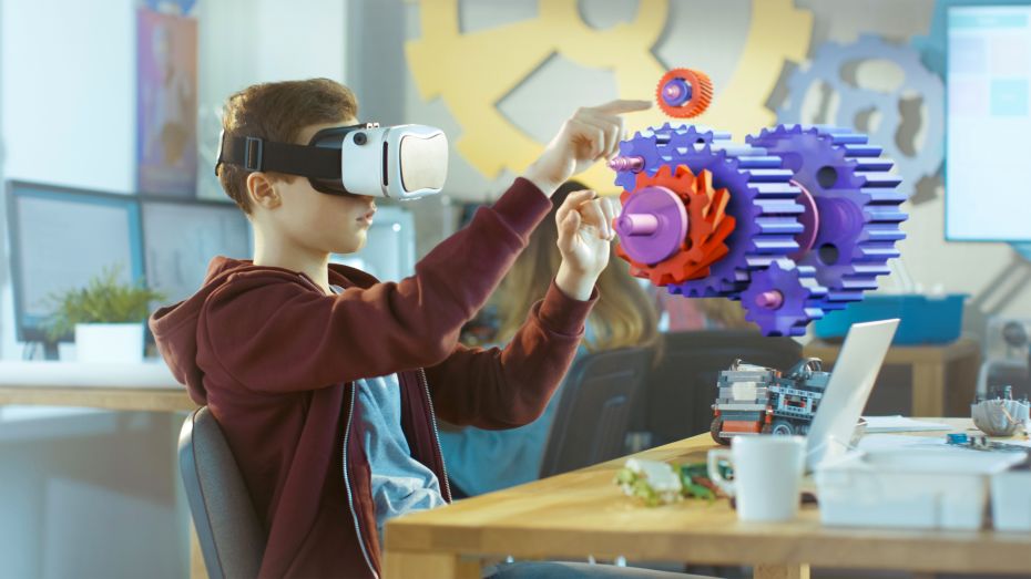  un garçon portant un casque de réalité virtuelle fonctionne dans un environnement 3D interactif