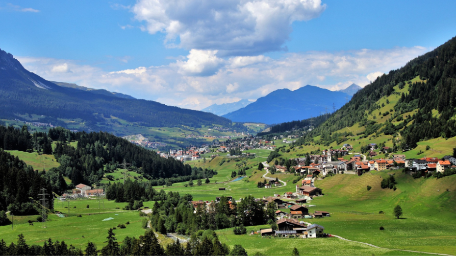 Photographie d'une vue lointaine d'un village au coeur des Alpes