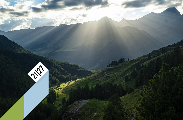 Photo des Alpes illuminée par des rayons de soleil avec un bandeau vert-bleu qui indique 2021-2027