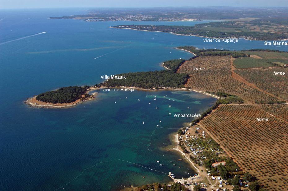 Vue aérienne du site de la baie de Busuja et de la villa Mozaik 