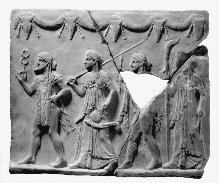 Relief archaïsant de la Maison du lac, musée de Délos