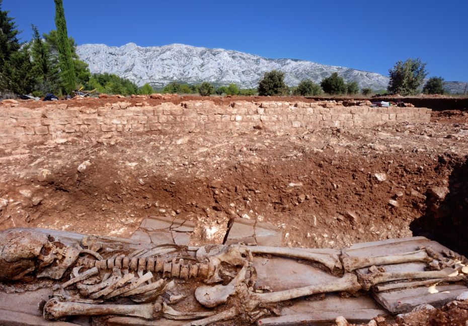 Sépulture à inhumation en coffrage de tuiles, site de Richeaume XIII à Puyloubier 