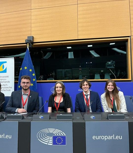 Photo des étudiants CIVIS participants à l'édition 2023 de l'assemblée des étudiants européens au Parlement européen à Strasbourg 